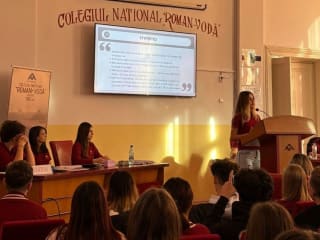 elevi discutând în Colțul de ascultare