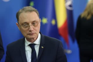 Premierul Luca Niculescu în ședință de guvern