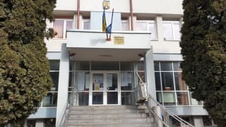 mașină accidentată pe drum rural