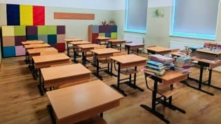 Ministrul educației discutând cu elevii și profesorii