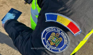 Polițist de frontieră la punctul de trecere a frontierei