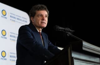 Nicușor Dan discutând despre performanța energetică