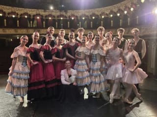 Elevi pe scena Operei Naționale Române Iași