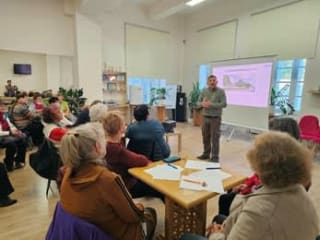 elevi participând la ateliere educaționale