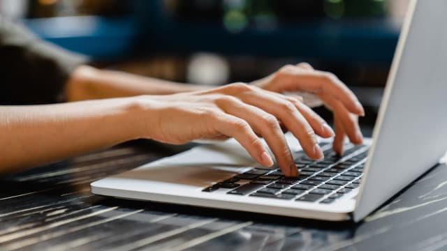 Mai multe site-uri din România și platformele Facebook, X și OpenAI au picat. Serviciile Cloudflare și Google, afectate