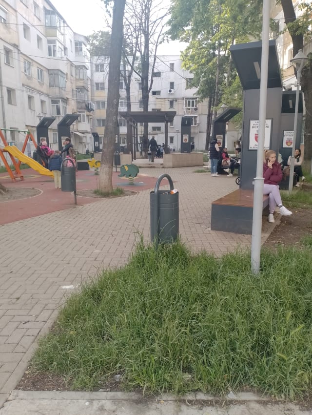 Parcul de 1,3 milioane de lei de pe Aleea Nucului arată ca părăsit. Bălării, frunze uscate și neglijență totală. Părinții cer intervenție: „Copiii vin zilnic, dar nu mai are grijă nimeni de el”