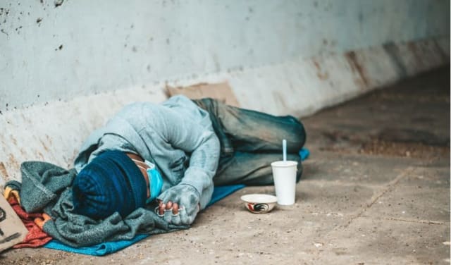 EXTERNAȚI ÎN STRADĂ: România care te tratează o săptămână, apoi te abandonează pe trotuar