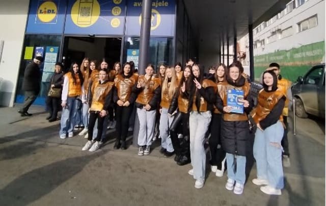 Elevii de la Liceul „Alexandru cel Bun” Botoșani, alături de cei de la Liceul „Nicolae Bălcescu” Flămânzi s-au unit pentru a face bine în cadrul Colectei Naționale de Alimente