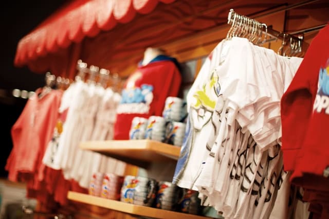 Te-ai săturat de tricourile basic și vrei ceva UNIC? Încearcă un tricou personalizat
