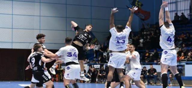 Handbaliștii de la Politehnica Timișoara se pregătesc de semifinala de Cupă, cu gândul la trofeu