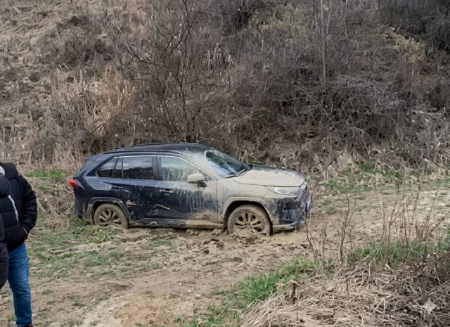 Mașina turiștilor păcăliți de GPS, salvată de boi în Buzău, România