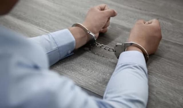 VÂLCEA. Bărbat reținut după ce și-a amenințat tatăl și a încălcat ordinul de protecție