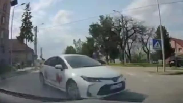 VIDEO | La un pas de accident în Aiud: șofer „kamikaze” surprins în intersecție, recomandare de sfințire cu preoți