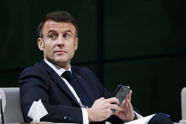 Macron îndeamnă adolescenții să lase telefoanele și să citească mai mult, pregătește interdicții în Franța