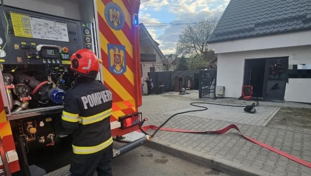 Pompierii din Reghin intervin rapid la un incendiu în spațiul comercial de pe strada Iernuteni