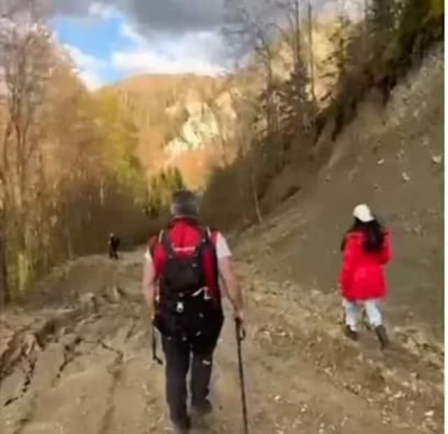 / Turiști rătăciți pe munte, recuperați de jandarmii montani în Buzău