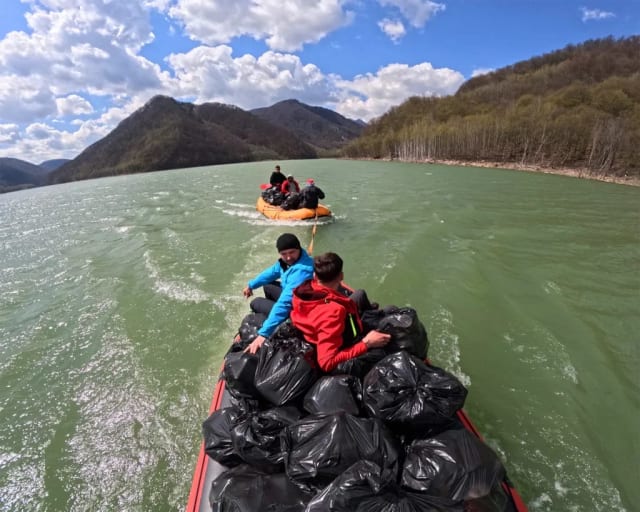 / Peste 500 de saci de deșeuri, colectați în acțiune de ecologizare pe Lacul Siriu