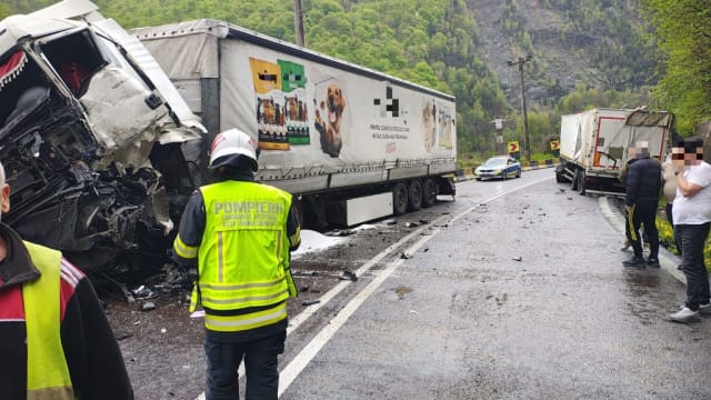 Accident grav pe DN7 la Brezoi: două camioane implicate și o persoană încarcerată