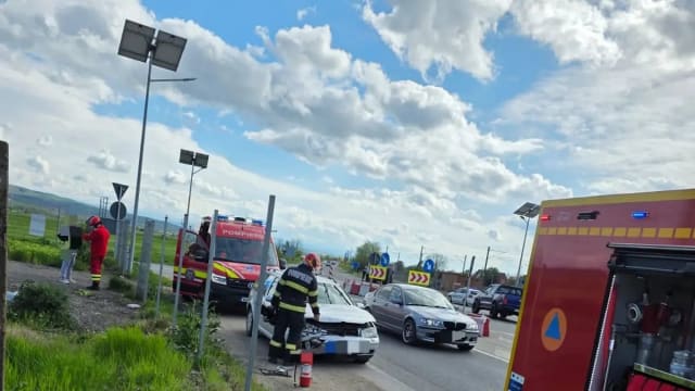 Impact între o autoutilitară și un autoturism pe șoseaua de centură în Alba Iulia