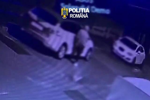 600 de euro furați dintr-o mașină parcată în Ploiești, surprinși de o cameră de supraveghere