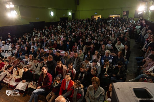 Aproape 400 de tineri aduc tradiția la viață la Sovata în cadrul unui festival de prestigiu