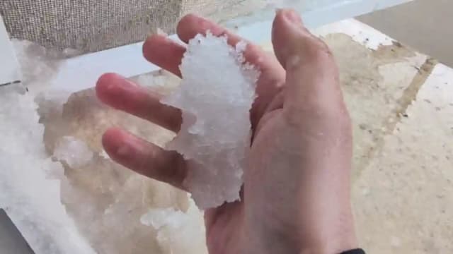 Grindină și ploaie torențială la Alba Iulia: Fenomen meteorologic intens în mai multe zone