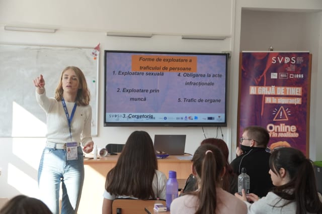 Peste 700 de elevi din Timiș, instruiți pentru siguranța online în cadrul unui proiect de prevenire a exploatării