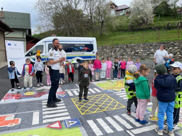 Lecții de siguranță rutieră pentru aproape 100 de preșcolari din Păușești-Măglași