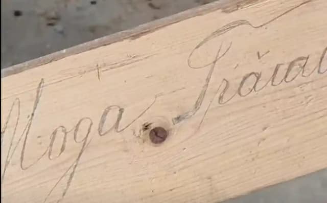 Mesaj peste timp, descoperit într-o comună din Alba: Ce a scris un localnic pe o scândură în urmă cu aproape un secol