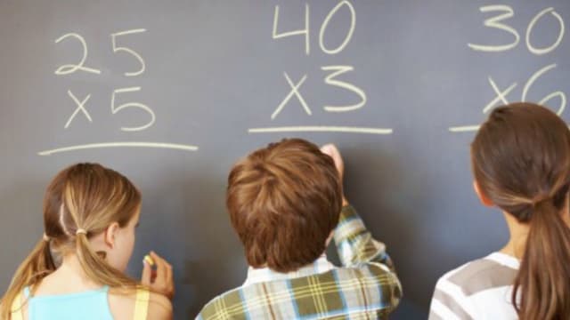 Cum ajunge matematica un coșmar pentru copiii din România: Un elev din doi nu stăpânește noțiuni elementare și abia se descurcă