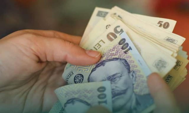 Pensiile întârzie în mai 2026: când încep plățile prin Poșta Română și când se dau ajutoarele de 300–500 lei
