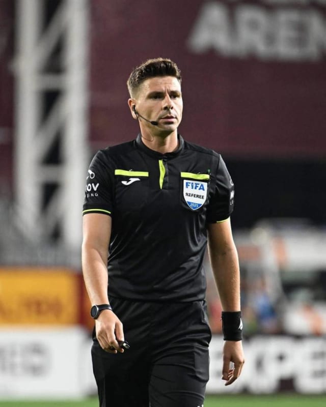 Marian Barbu arbitrează meciul Dinamo – Universitatea Craiova în semifinalele Cupei României