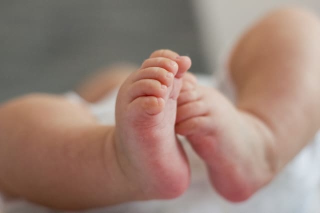 Numărul copiilor născuți în România a scăzut semnificativ în 2025, arată INS