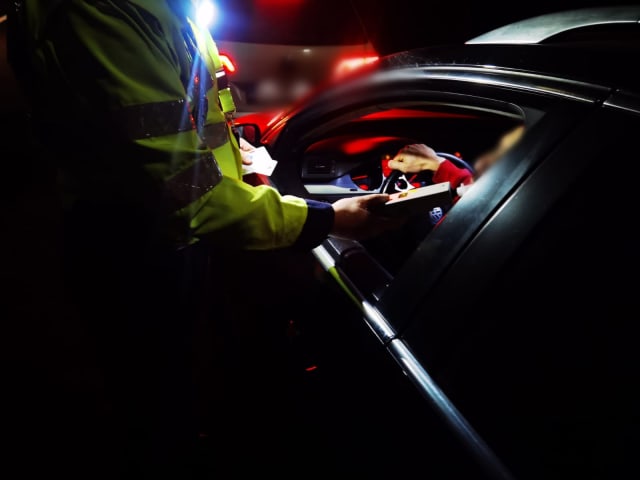Fără permis și în plină noapte: Cursă nebună între Florești și Băicoi, oprită de polițiști