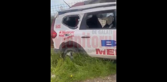 Accident grav în Tecuci: ambulanţă cu pacienţi de dializă implicată, patru victime transportate la spital