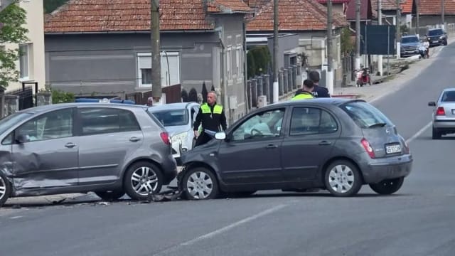 Accident rutier în Teiuș: Coliziune între două autoturisme la intersecția DN1 cu DN 14 B