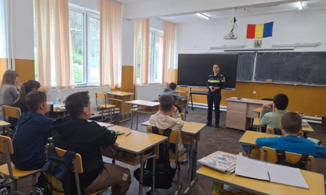 Peste 750 de elevi din Alba participă la discuții cu polițiști despre riscuri și siguranță