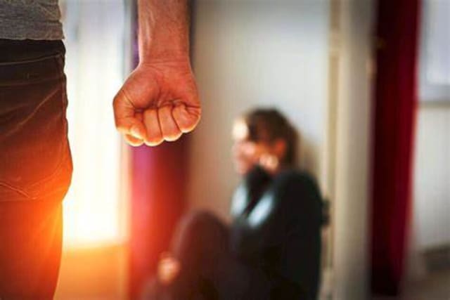 Trei ordine de protecție provizorii emise în Brașov după acte de violență domestică