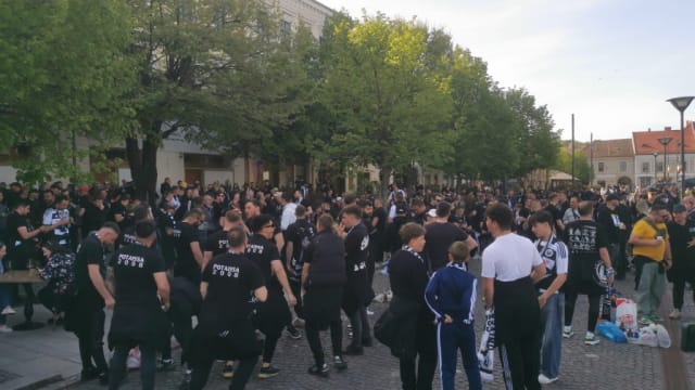 Suporterii Universității Cluj se adună în centru pentru derby-ul cu CFR din Gruia