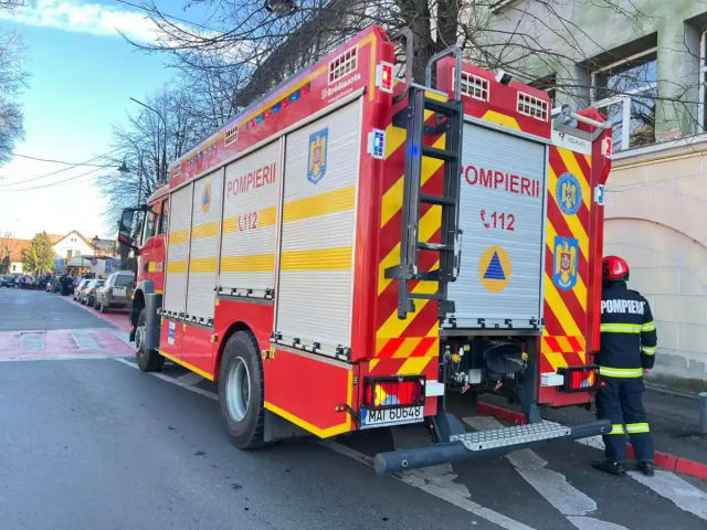 Un incendiu în Alba Iulia: Focul a cuprins un apartament de pe strada Vasile Goldiș