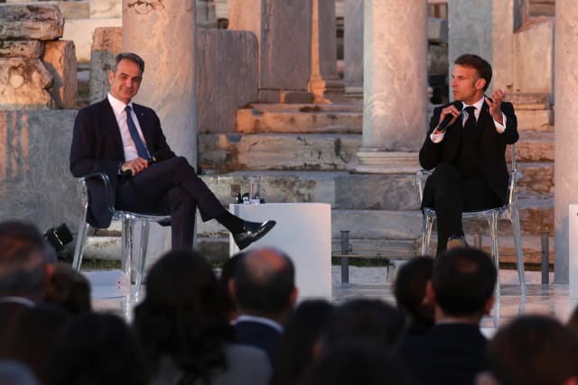 Emmanuel Macron și Kyriakos Mitsotakis semnând acorduri bilaterale la Atena