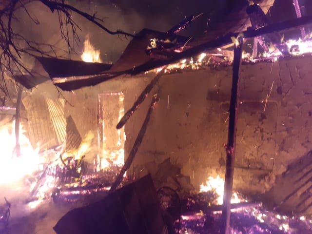 Incendiu devastator în Vâlcea: trei gospodării afectate la Tetoiu
