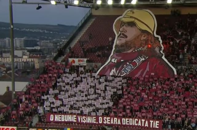 Suporterii CFR Cluj realizează o coregrafie emoționantă în amintirea unui fan trecut la veșnice