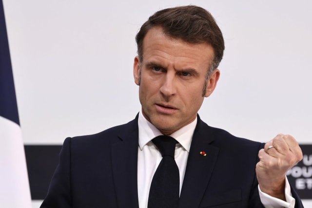 Emmanuel Macron mulțumește României pentru sprijinul în stingerea incendiilor din Franța