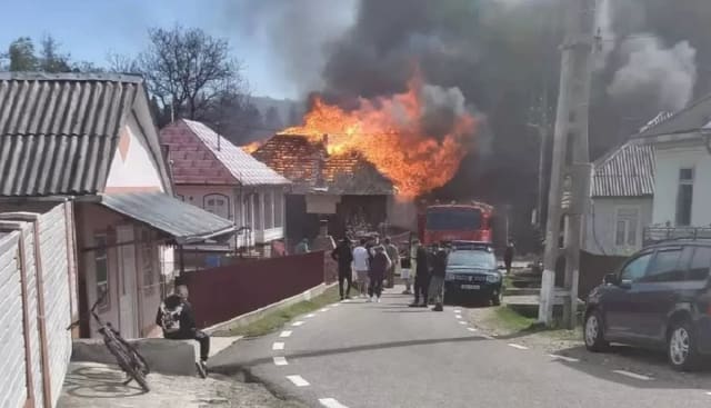 Incendiu violent în Vrancea: 11 case din lemn au fost cuprinse de flăcări în Rucăreni