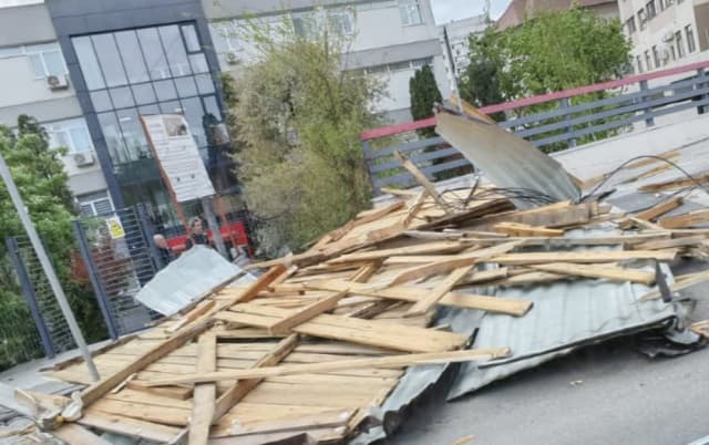 Vreme extremă a lovit Iașiul cu rafale de vânt de până la 90 km/h