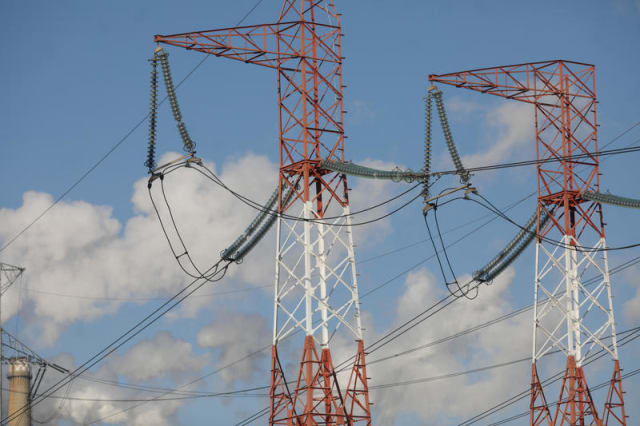 Mii de gospodării au rămas fără curent electric în două județe din estul țării, din cauza vântului puternic