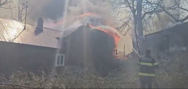 Incendiu devastator în satul Rucăreni din Vrancea: 32 de case cuprinse de flăcări