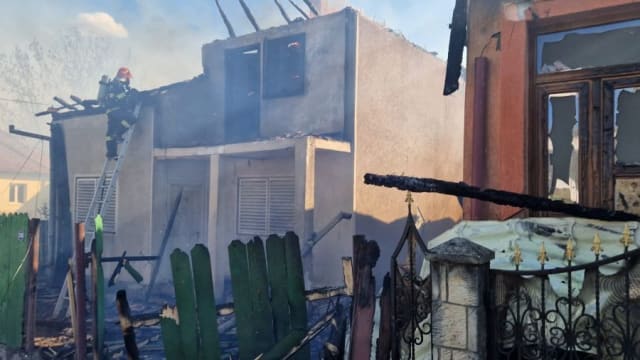 Ultima oră! Incendiu la o casă din Brusturoasa: intervin 6 autospeciale ale pompierilor
