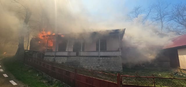 32 de locuințe distruse de flăcări în Vrancea și peste 300 de oameni evacuați